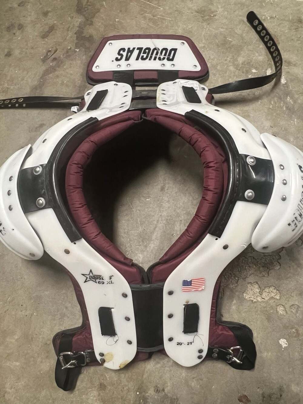 Douglas CP 69 Football Shoulder Pads Size XL 20"-21"